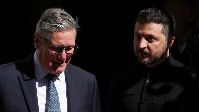 Presiden Ukraina Volodymyr Zelensky akan bertemu Perdana Menteri Inggris Keir Starmer di London, Kamis (14/8/2025). (REUTERS/Suzanne Plunkett)