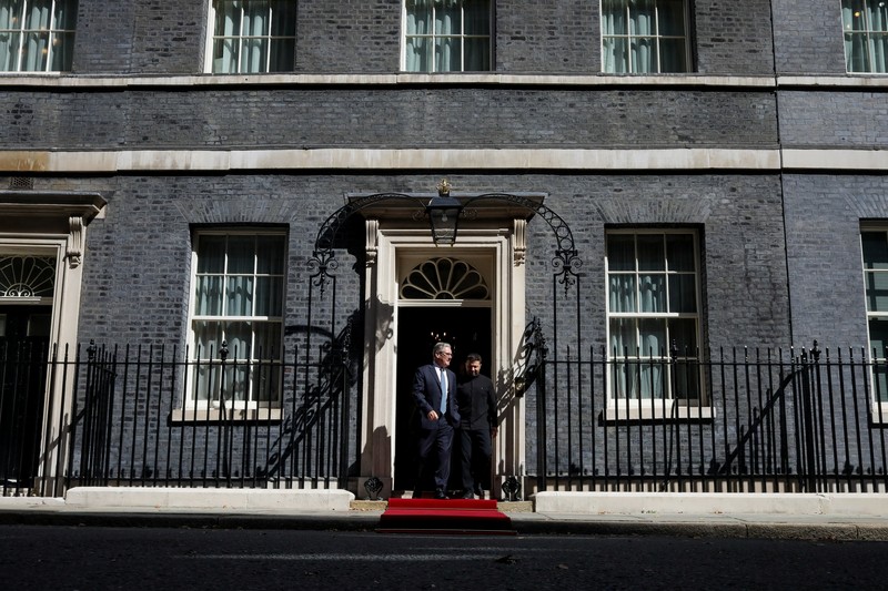 Presiden Ukraina Volodymyr Zelensky akan bertemu Perdana Menteri Inggris Keir Starmer di London, Kamis (14/8/2025). (REUTERS/Suzanne Plunkett)