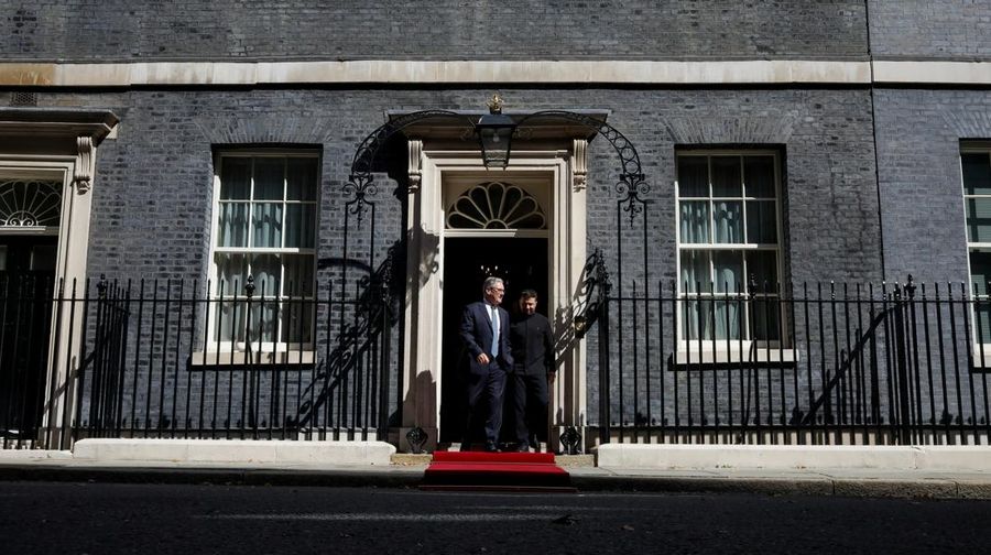 Presiden Ukraina Volodymyr Zelensky akan bertemu Perdana Menteri Inggris Keir Starmer di London, Kamis (14/8/2025). (REUTERS/Suzanne Plunkett)