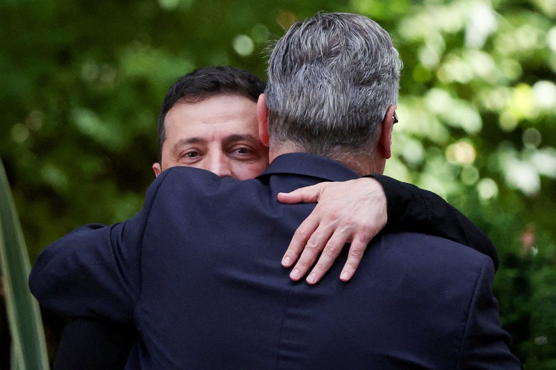 Presiden Ukraina Volodymyr Zelensky akan bertemu Perdana Menteri Inggris Keir Starmer di London, Kamis (14/8/2025). (REUTERS/Suzanne Plunkett)