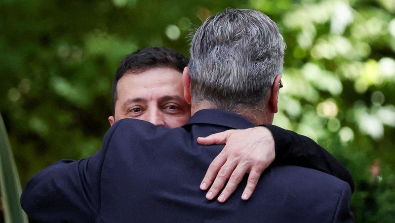 Presiden Ukraina Volodymyr Zelensky akan bertemu Perdana Menteri Inggris Keir Starmer di London, Kamis (14/8/2025). (REUTERS/Suzanne Plunkett)