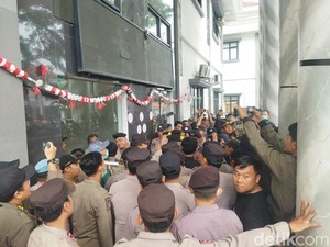 Tolak Kerja Sama Sampah, Massa Paksa Masuk Kantor Bupati Pandeglang