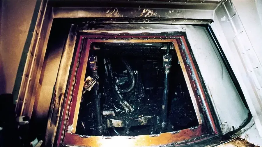 Sisa-sisa Modul Komando Apollo 1 yang hangus terbakar. (NASA)