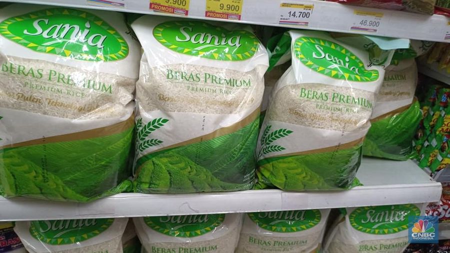 Stok beras premium merek Sania di gerai Indomaret bilangan Mampang, Jakarta Selatan, Kamis (14/8/2025). (CNBC Indonesia/Martyasari Rizky)