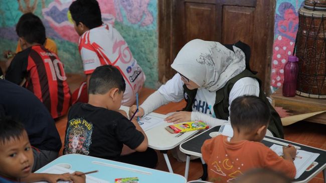 50 Karyawan Telkom Jadi Relawan untuk Pelestarian Lamun di Pulau Pari