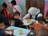 50 Karyawan Telkom Jadi Relawan untuk Pelestarian Lamun di Pulau Pari