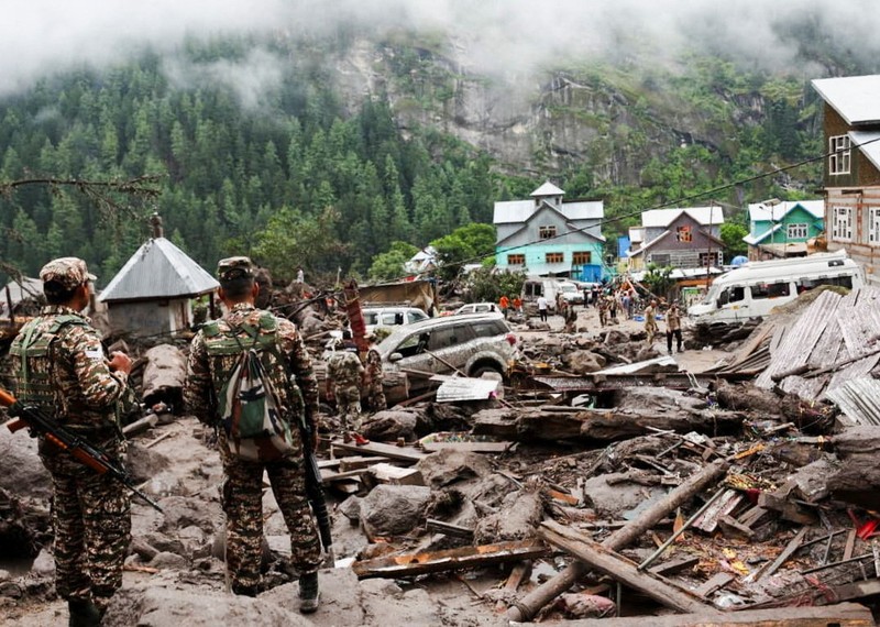 Anggota Angkatan Darat India bekerja di daerah yang terkena banjir mematikan yang disebabkan oleh hujan deras yang tiba-tiba di kota Chasoti, distrik Kishtwar, Kashmir India, 15 Agustus 2025. (REUTERS/Stringer)