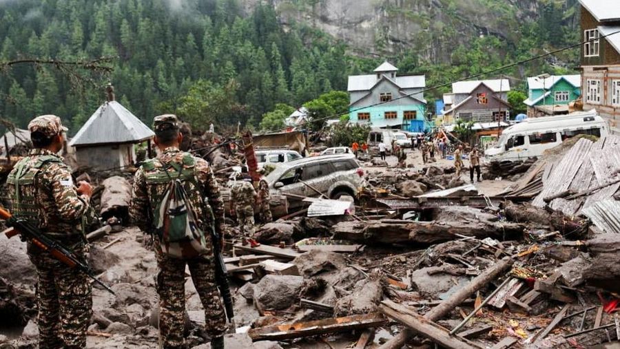 Anggota Angkatan Darat India bekerja di daerah yang terkena banjir mematikan yang disebabkan oleh hujan deras yang tiba-tiba di kota Chasoti, distrik Kishtwar, Kashmir India, 15 Agustus 2025. (REUTERS/Stringer)