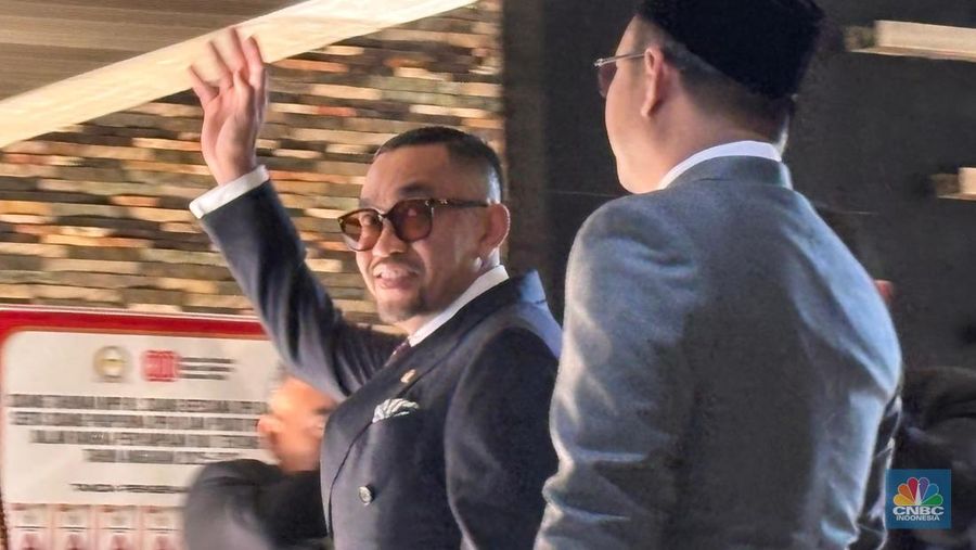 Anggota DPR Ahmad Sahroni tiba untuk menghadiri Sidang Tahunan 2025 di Gedung MPR/DPR RI, Jakarta, Jumat (15/8/2025). (CNBC Indonesia/Mentari Puspadini)