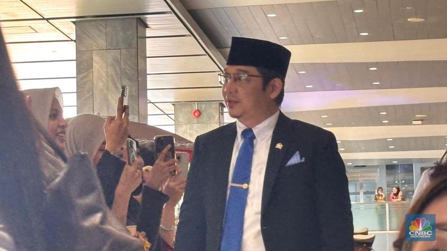 Anggota DPR Sigit Purnomo Syamsuddin Said atau dikenal dengan Pasha tiba untuk menghadiri Sidang Tahunan 2025 di Gedung MPR/DPR RI, Jakarta, Jumat (15/8/2025). (CNBC Indonesia/Mentari Puspadini)