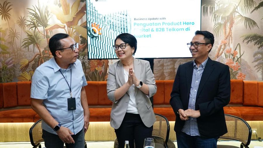 Direktur Enterprise & Business Service Telkom Veranita Yosephine (tengah), Direktur IT Digital Telkom Faizal R. Djoemadi (kanan), dan VP Corporate Communication Telkom Andri Herawan Sasoko (kiri) saat acara Business Update bersama para awak media di Jakarta, Kamis (14/8).