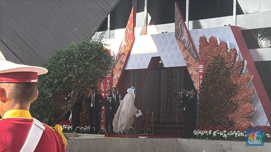 Duta Besar United Arab Emirates tiba untuk menghadiri Sidang Tahunan 2025 di Gedung MPR/DPR RI, Jakarta, Jumat (15/8/2025). (CNBC Indonesia/Zahwa Madjid)