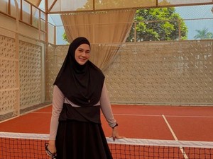 7 Gaya Hijab Paula Verhoeven Tetap Sopan dan Tertutup di Lapangan Padel