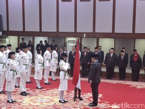 Pramono Kukuhkan Paskibraka DKI untuk Upacara HUT ke-80 RI di Balai Kota