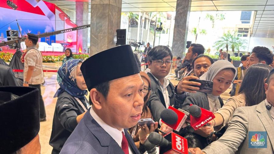 Ketua DPD, Sultan Bakhtiar Najamudin usai menghadiri Sidang Tahunan 2025 di Gedung MPR/DPR RI, Jakarta, Jumat (15/8/2025). (CNBC Indonesia/Firda Dwi Muliawati)