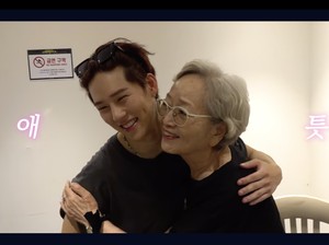 Aktris 87 Tahun Nangis Nonton Konser KPop Pertama, Netizen Sorot Hal Ini