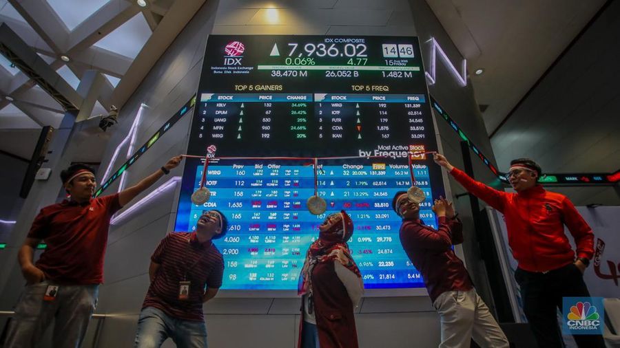 Layar menampilkan pergerakan Indeks Harga Saham Gabungan (IHSG) di Gedung Bursa Efek Indonesia, Jakarta, Jumat (15/8/2025). (CNBC Indonesia/Faisal Rahman)