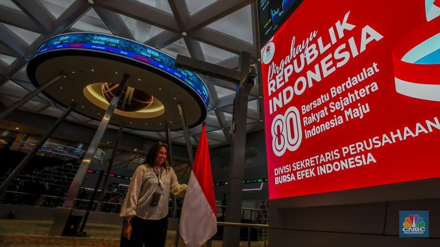 Layar menampilkan pergerakan Indeks Harga Saham Gabungan (IHSG) di Gedung Bursa Efek Indonesia, Jakarta, Jumat (15/8/2025). (CNBC Indonesia/Faisal Rahman)