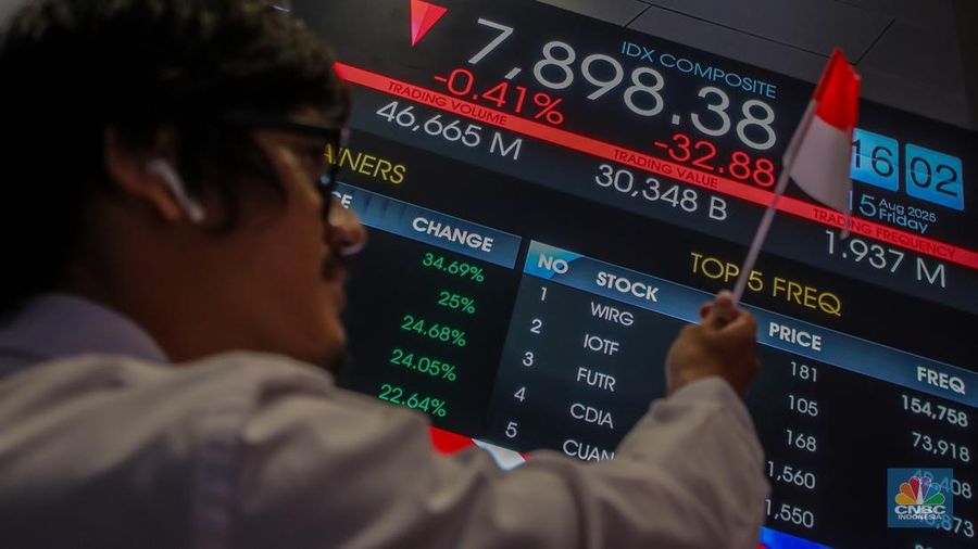 Layar menampilkan pergerakan Indeks Harga Saham Gabungan (IHSG) di Gedung Bursa Efek Indonesia, Jakarta, Jumat (15/8/2025). (CNBC Indonesia/Faisal Rahman)
