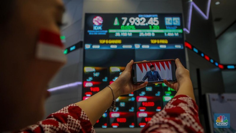 Layar menampilkan pergerakan Indeks Harga Saham Gabungan (IHSG) di Gedung Bursa Efek Indonesia, Jakarta, Jumat (15/8/2025). (CNBC Indonesia/Faisal Rahman)