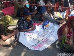 Mahasiswa Papua Demo Tutup Jalan di Makassar, Bawa Bendera One Piece