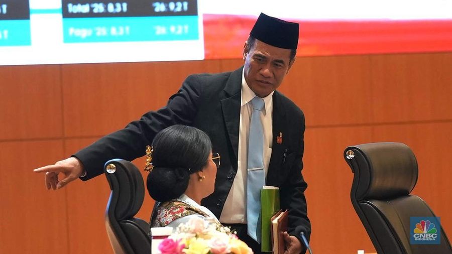 Menkeu Sri Mulyani berbincang dengan Menteri Pertanian, Andi Amran Sulaiman dalam konferensi pers RAPBN & Nota Keuangan Tahun Anggaran 2026 di Aula Chakti Budhi Bhakti (CBB),  Kantor Pusat Direktorat Jenderal Pajak, Jakarta, Jumat, (15/8/2025). (CNBC Indonesia/Muhammad Sabki)