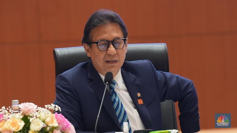 Menteri Kesehatan, Budi Gunadi Sadikin menyampaikan paparan dalam konferensi pers RAPBN & Nota Keuangan Tahun Anggaran 2026 di Aula Chakti Budhi Bhakti (CBB),  Kantor Pusat Direktorat Jenderal Pajak, Jakarta, Jumat, (15/8/2025). (CNBC Indonesia/Muhammad Sabki)