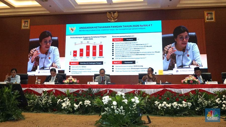 Menteri Keuangan Sri Mulyani dalam konferensi pers RAPBN & Nota Keuangan Tahun Anggaran 2026 di Aula Chakti Budhi Bhakti (CBB),  Kantor Pusat Direktorat Jenderal Pajak, Jakarta, Jumat, (15/8/2025). CNBC Indonesia/Muhammad Sabki)