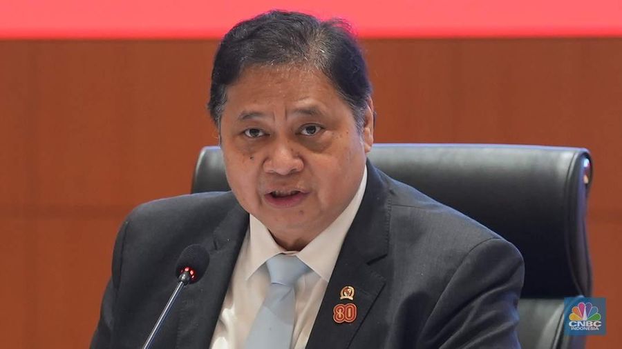 Menteri Koordinator Bidang Perekonomian, Airlangga Hartarto dalam konferensi pers RAPBN & Nota Keuangan Tahun Anggaran 2026 di Aula Chakti Budhi Bhakti (CBB),  Kantor Pusat Direktorat Jenderal Pajak, Jakarta, Jumat, (15/8/2025). (CNBC Indonesia/Muhammad Sabki)