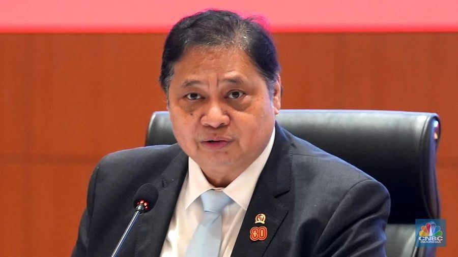 Menteri Koordinator Bidang Perekonomian, Airlangga Hartarto dalam konferensi pers RAPBN & Nota Keuangan Tahun Anggaran 2026 di Aula Chakti Budhi Bhakti (CBB),  Kantor Pusat Direktorat Jenderal Pajak, Jakarta, Jumat, (15/8/2025). (CNBC Indonesia/Muhammad Sabki)