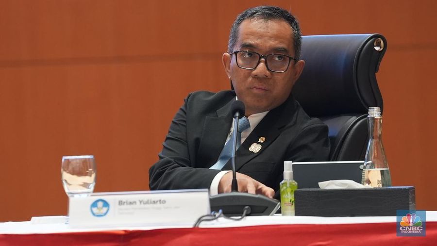 Menteri Pendidikan Tinggi Sains dan Teknologi, Brian Yuliarto dalam konferensi pers RAPBN & Nota Keuangan Tahun Anggaran 2026 di Aula Chakti Budhi Bhakti (CBB), Kantor Pusat Direktorat Jenderal Pajak, Jakarta, Jumat, (15/8/2025). (CNBC Indonesia/Muhammad Sabki)