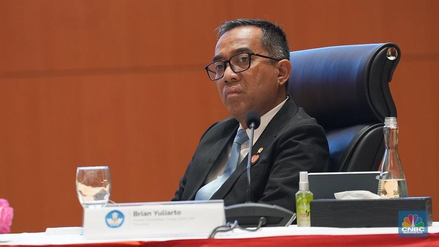 Menteri Pendidikan Tinggi Sains dan Teknologi, Brian Yuliarto dalam konferensi pers RAPBN & Nota Keuangan Tahun Anggaran 2026 di Aula Chakti Budhi Bhakti (CBB),  Kantor Pusat Direktorat Jenderal Pajak, Jakarta, Jumat, (15/8/2025). (CNBC Indonesia/Muhammad Sabki)