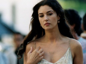 Monica Belluci: Cover Girls yang Bikin Sutradara Susah Lupa