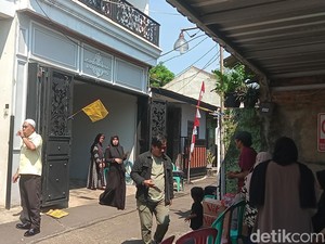 Suasana Duka Cita Rumah Mpok Alpa di Ciganjur