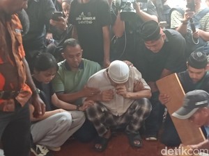 Tangis Pelayat Iringi Pemakaman Mpok Alpa, Suami Tak Kuasa Turun Liang Lahad