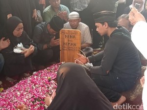 Suasana Haru Pemakaman Mpok Alpa, Suami Menangis Tak Mampu Turun ke Liang Lahad