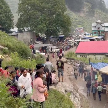 Potret Banjir Bandang Menghantam Usai Hujan Deras, Puluhan Tewas