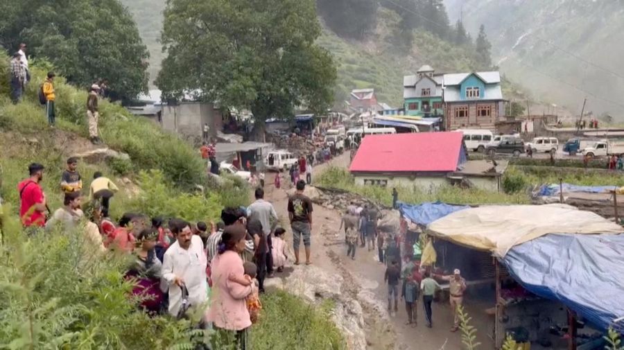 Orang-orang membawa jenazah korban, setelah hujan lebat yang mematikan, di kota Chasoti, distrik Kishtwar, Kashmir India, 14 Agustus 2025. (REUTERS/Stringer)