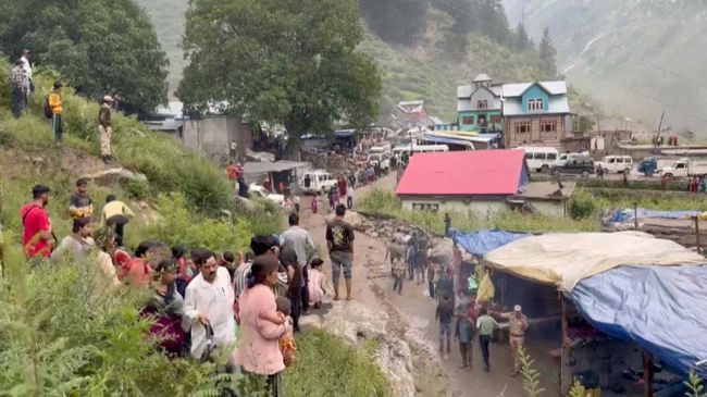 Potret Banjir Bandang Menghantam Usai Hujan Deras, Puluhan Tewas
