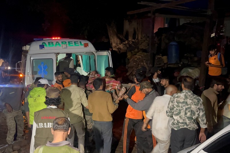 Orang-orang membawa jenazah korban, setelah hujan lebat yang mematikan, di kota Chasoti, distrik Kishtwar, Kashmir India, 14 Agustus 2025. Orang-orang membawa jenazah korban, setelah hujan lebat yang mematikan, di kota Chasoti, distrik Kishtwar, Kashmir India, 14 Agustus 2025. (REUTERS/Stringer)