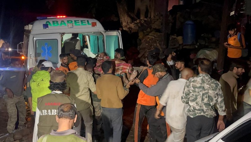 Orang-orang membawa jenazah korban, setelah hujan lebat yang mematikan, di kota Chasoti, distrik Kishtwar, Kashmir India, 14 Agustus 2025. (REUTERS/Stringer)