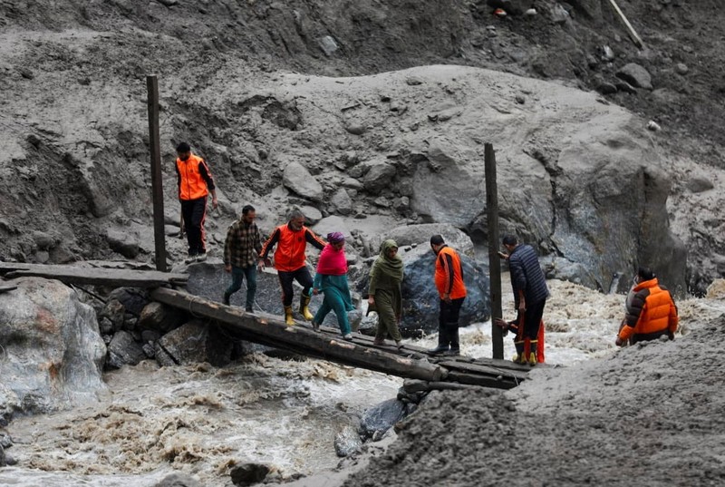Anggota Angkatan Darat India bekerja di daerah yang terkena banjir mematikan yang disebabkan oleh hujan deras yang tiba-tiba di kota Chasoti, distrik Kishtwar, Kashmir India, 15 Agustus 2025. (REUTERS/Stringer)