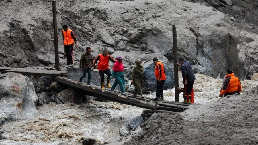 Anggota Angkatan Darat India bekerja di daerah yang terkena banjir mematikan yang disebabkan oleh hujan deras yang tiba-tiba di kota Chasoti, distrik Kishtwar, Kashmir India, 15 Agustus 2025. (REUTERS/Stringer)
