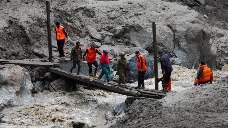 Anggota Angkatan Darat India bekerja di daerah yang terkena banjir mematikan yang disebabkan oleh hujan deras yang tiba-tiba di kota Chasoti, distrik Kishtwar, Kashmir India, 15 Agustus 2025. (REUTERS/Stringer)