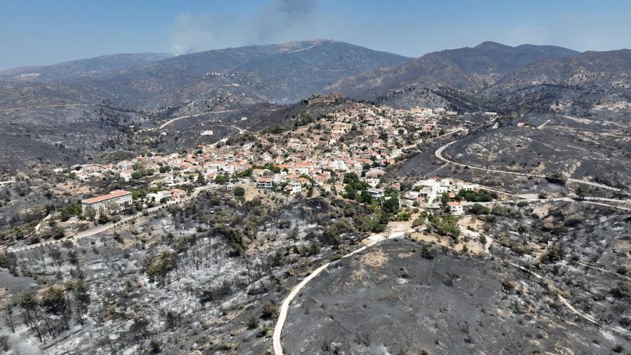 Pemandangan drone menunjukkan akibat kebakaran hutan di Volissos di pulau Chios, Yunani, 14 Agustus 2025. (REUTERS/Konstantinos Anagnostou)