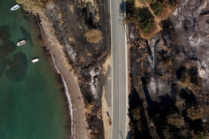 Pemandangan drone menunjukkan akibat kebakaran hutan di Volissos di pulau Chios, Yunani, 14 Agustus 2025. (REUTERS/Louiza Vradi)