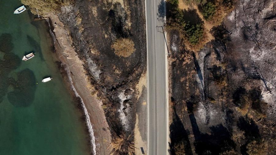 Pemandangan drone menunjukkan akibat kebakaran hutan di Volissos di pulau Chios, Yunani, 14 Agustus 2025. (REUTERS/Louiza Vradi)