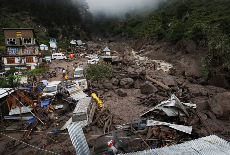 Anggota Angkatan Darat India bekerja di daerah yang terkena banjir mematikan yang disebabkan oleh hujan deras yang tiba-tiba di kota Chasoti, distrik Kishtwar, Kashmir India, 15 Agustus 2025. (REUTERS/Stringer)