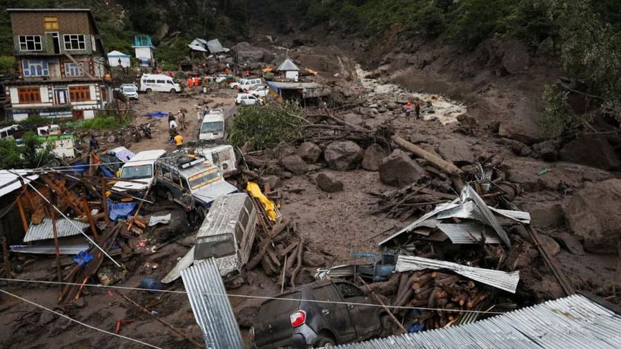 Anggota Angkatan Darat India bekerja di daerah yang terkena banjir mematikan yang disebabkan oleh hujan deras yang tiba-tiba di kota Chasoti, distrik Kishtwar, Kashmir India, 15 Agustus 2025. (REUTERS/Stringer)