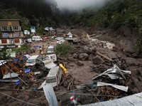 Banjir Bandang & Tanah Longsor Tewaskan 60 Orang Usai Hujan Lebat